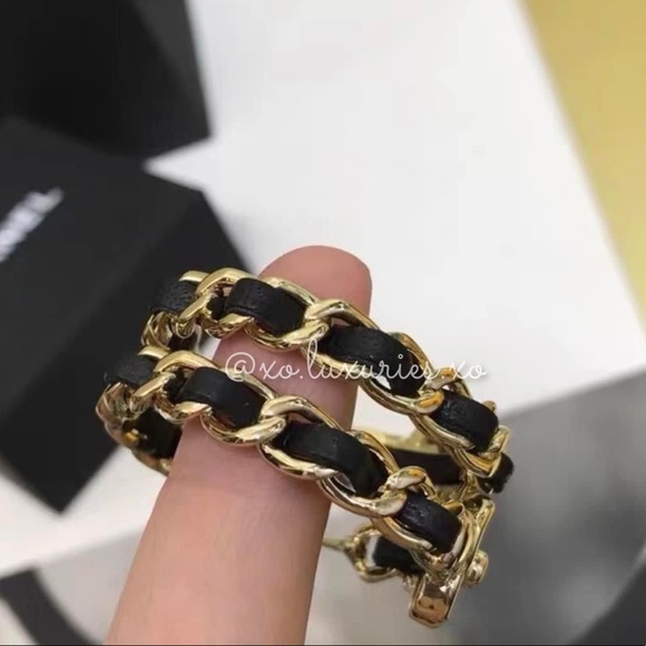Authentic CHANEL New RECEIPT Turnlock Gold leather black hoop earrings rare GHW - Picture 2 of 10